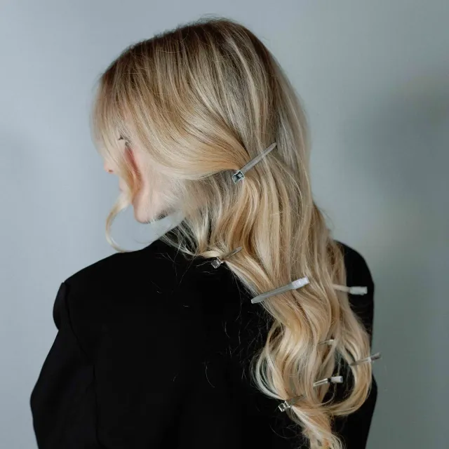 Falowane blond włosy spięte klamrami sekcyjnymi — @andrew_kruczek na Instagramie (nowa karta)