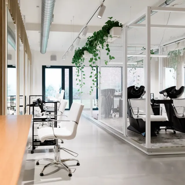 Wnętrze salonu na Zabłociu — @khcsalon na Instagramie (nowa karta)